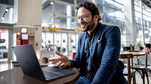 ASUS ExpertBook B9 OLED B9403CVA – vyčnieva z radu